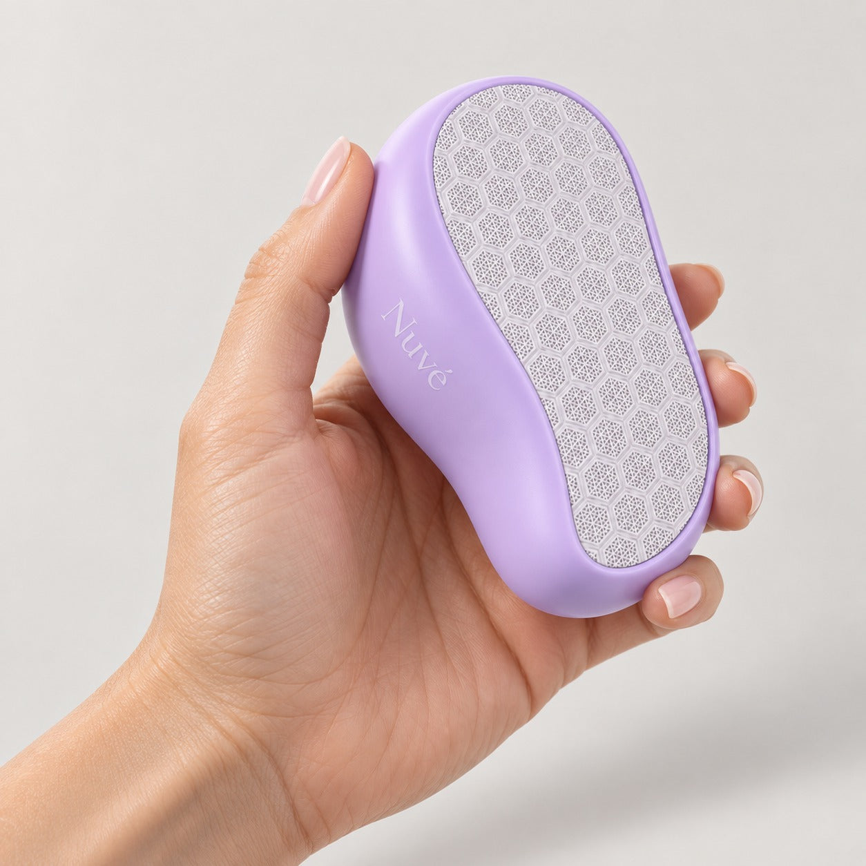 Nuvé Silk morado sostenido en la mano